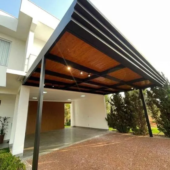 Cobertura de Telha Forro Amadeirado em Jardim Camargo, Mogi Guaçu SP Cobertura de Telha Forro Amadeirado em Jardim Camargo, Mogi Guaçu SP — Instalação em fachada comercial