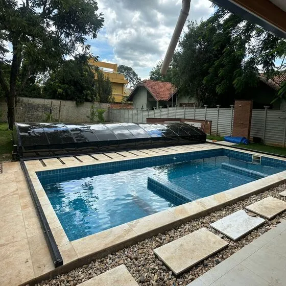 Cobertura Retrátil para Piscina em Jardim Guaçu-Mirim I, Mogi Guaçu SP — Instalação em fachada comercial