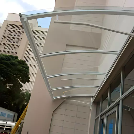 Toldo Fixo Policarbonato Compacto em Capela, Mogi Guaçu SP Toldo Fixo Policarbonato Compacto em Capela, Mogi Guaçu SP — Instalação em garagem residencial
