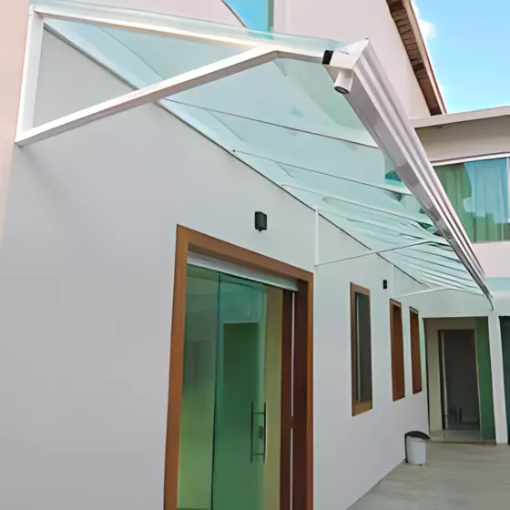 Toldo Fixo Policarbonato Compacto em Capela, Mogi Guaçu SP Toldo Fixo Policarbonato Compacto em Capela, Mogi Guaçu SP — Cobertura em quintal residencial coberto