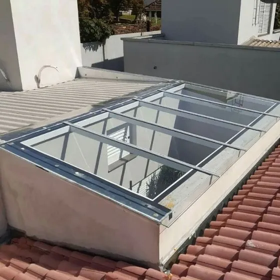 Toldo Fixo Policarbonato Compacto em Capela, Mogi Guaçu SP Toldo Fixo Policarbonato Compacto em Capela, Mogi Guaçu SP — Cobertura em pátio de comércio com mesas externas
