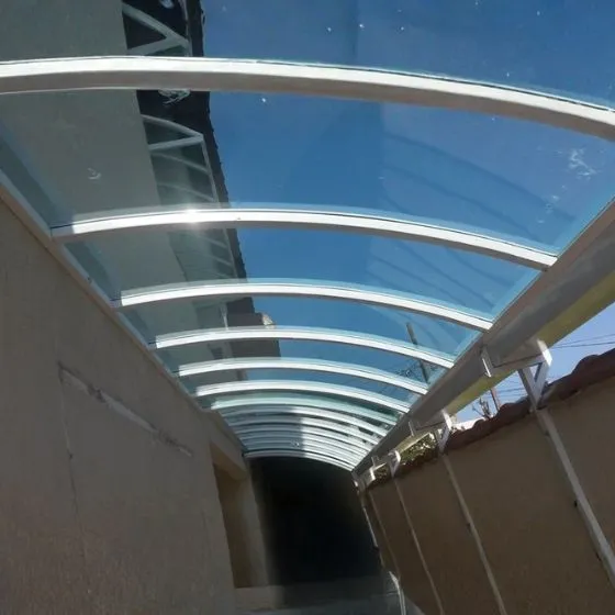 Toldo Fixo Policarbonato Compacto em Capela, Mogi Guaçu SP Toldo Fixo Policarbonato Compacto em Capela, Mogi Guaçu SP — Instalação em estacionamento
