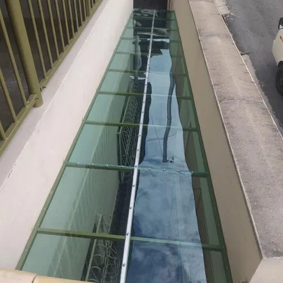 Toldo Fixo Policarbonato Compacto em Capela, Mogi Guaçu SP Toldo Fixo Policarbonato Compacto em Capela, Mogi Guaçu SP — Cobertura com calha lateral para escoamento